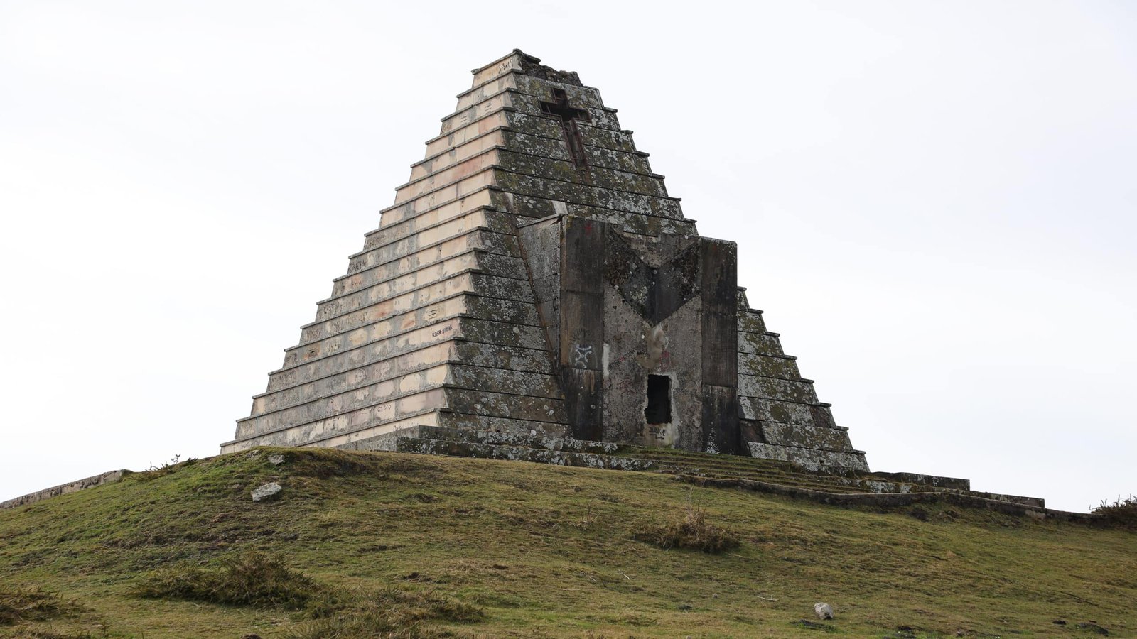 Descubre la fascinante historia detrás de la Pirámide de los Italianos