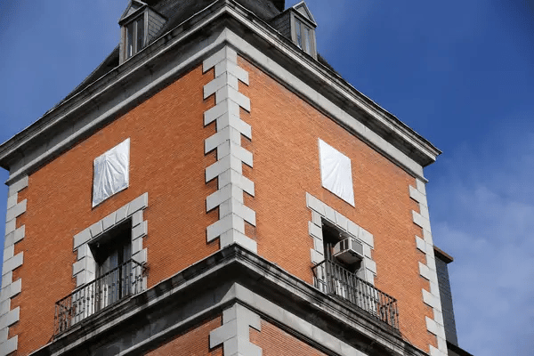 ¿Se quitaron los escudos “franquistas” del Palacio de Santa Cruz de forma legal?